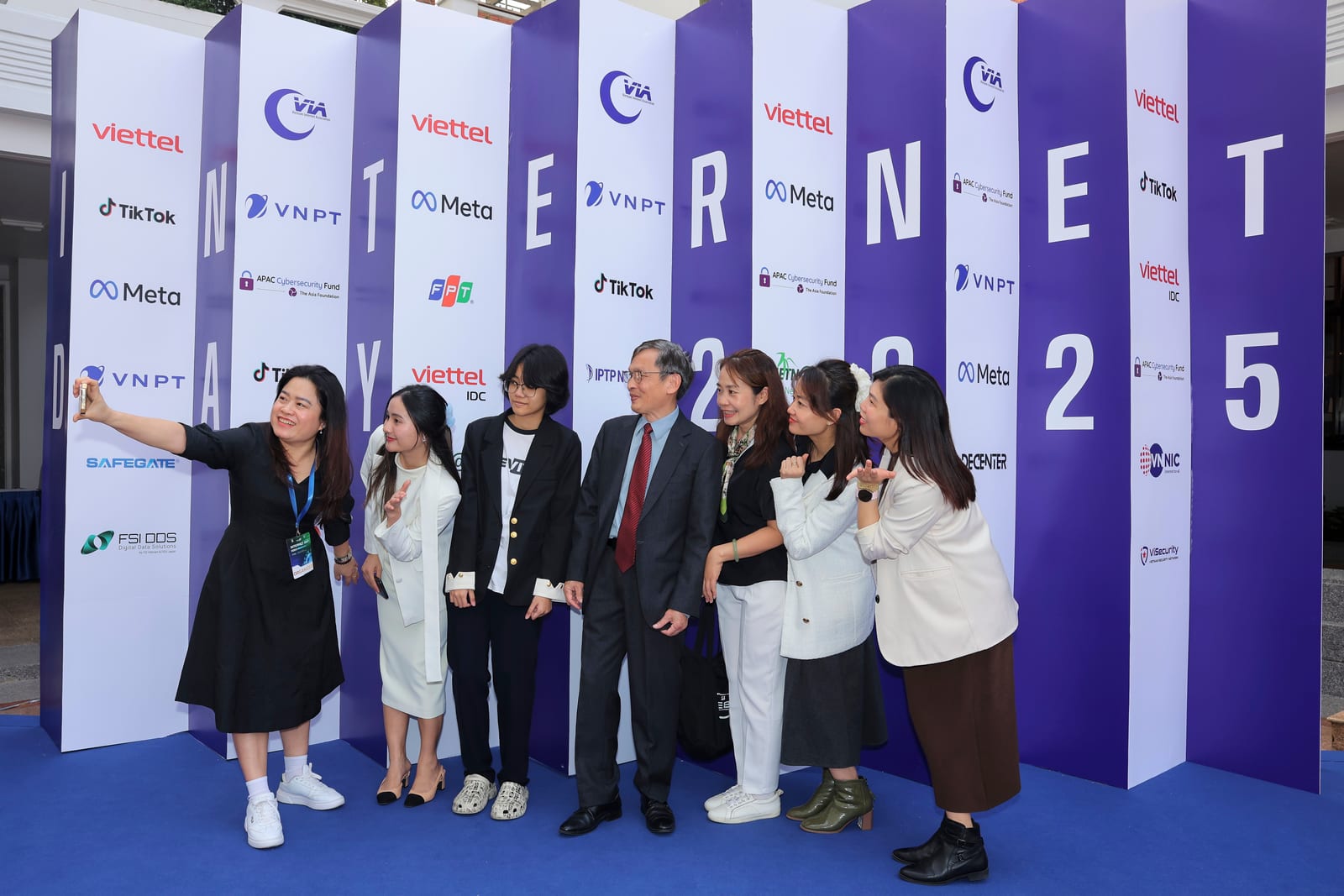 Internet Day 2025のフォトスポットで集合写真を撮る参加者